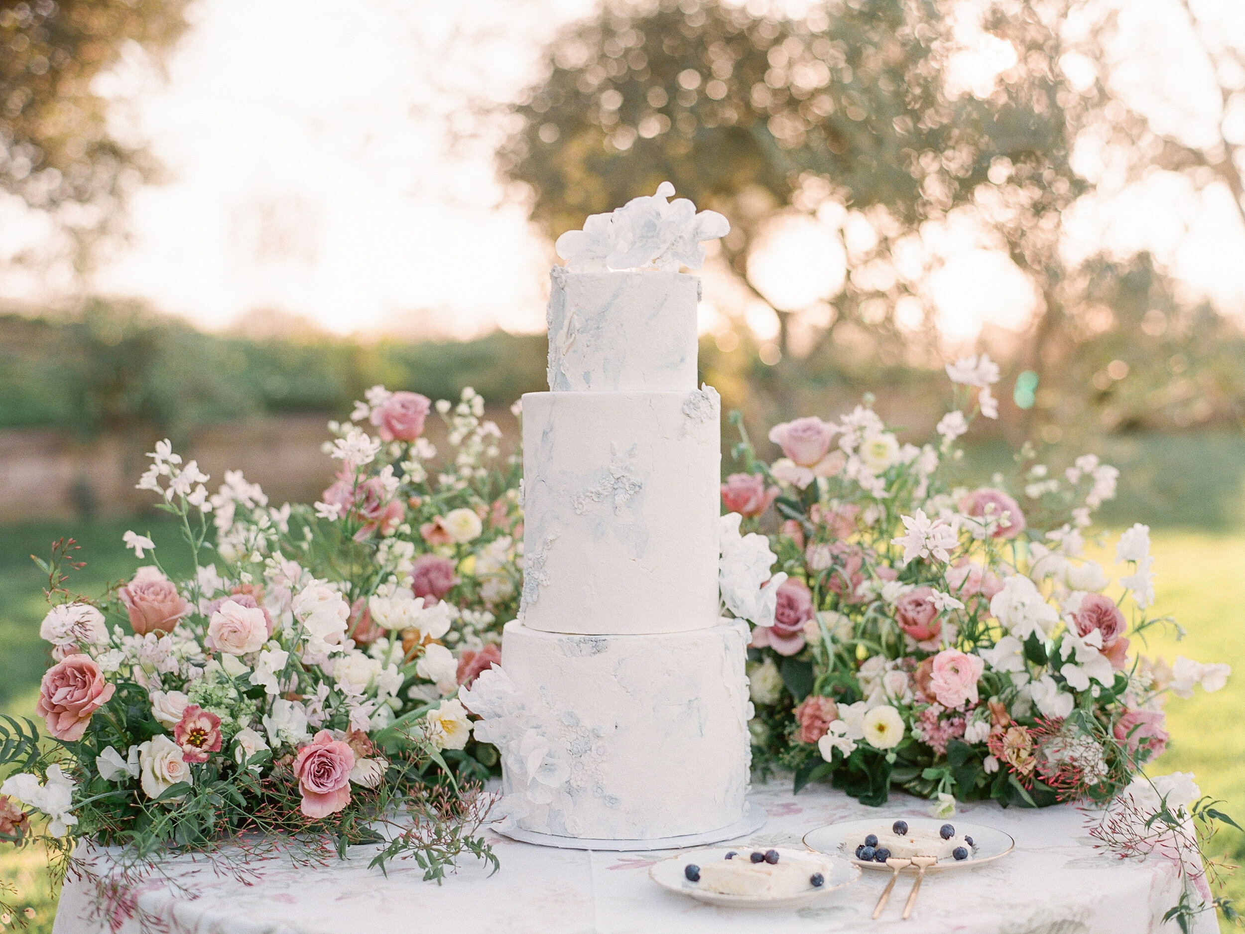 Cake with Romantic Flowers